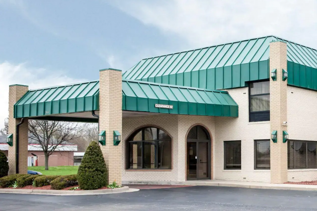 Lafayette Inn & Suites 1/48