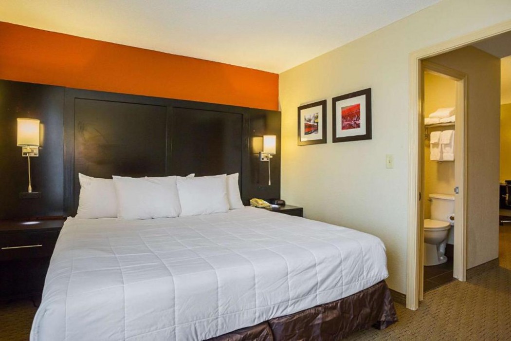 Clarion Inn & Suites Evansville Eastland Area 8/29