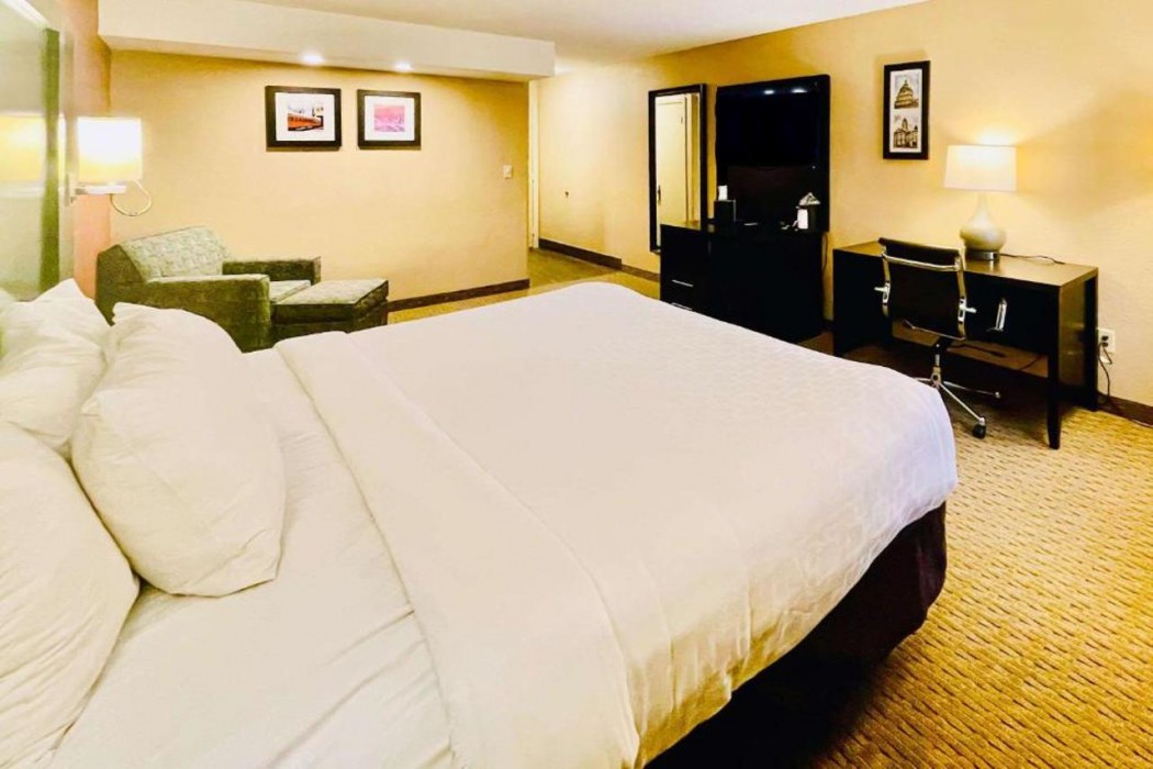 Clarion Inn & Suites Evansville Eastland Area 10/29