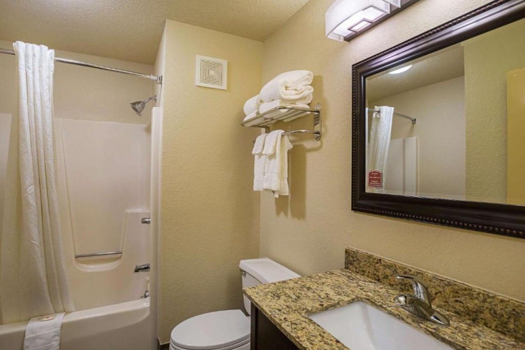 Clarion Inn & Suites Evansville Eastland Area 12/29