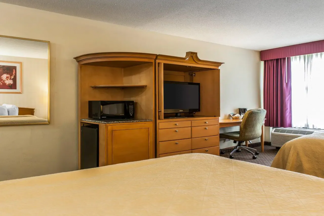 Quality Inn & Suites Shelbyville I-74, IN 6/20