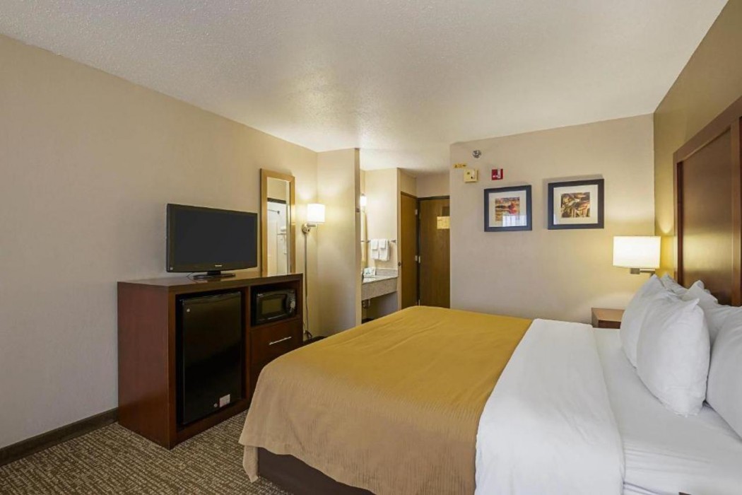 Quality Inn Waverly IA 12/51