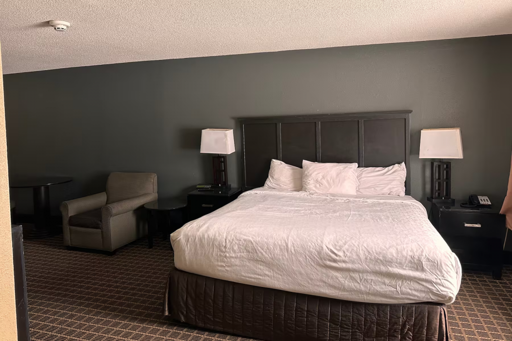 Days Inn & Suites by Wyndham Muskegon 8/17
