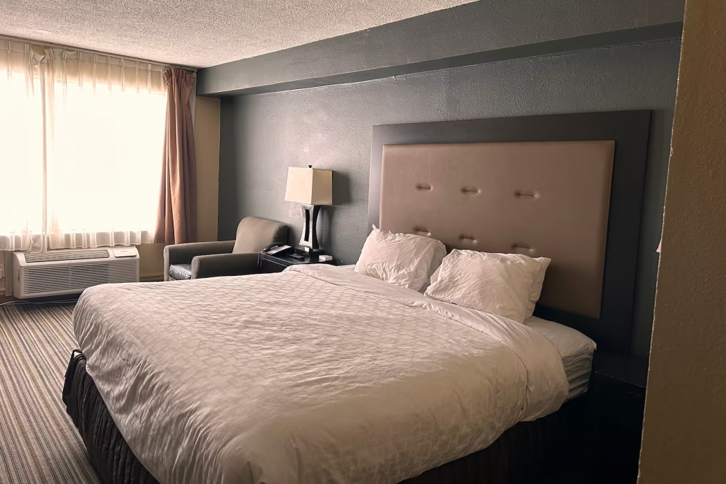 Days Inn & Suites by Wyndham Muskegon 9/17
