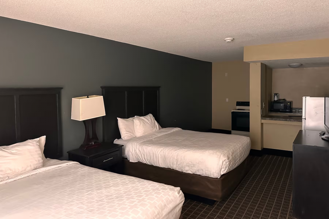 Days Inn & Suites by Wyndham Muskegon 10/17