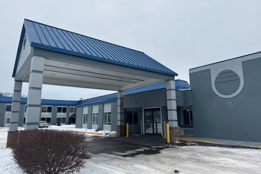 Days Inn & Suites by Wyndham Muskegon 1/17