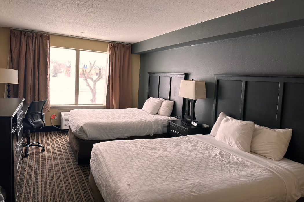 Days Inn & Suites by Wyndham Muskegon 11/17