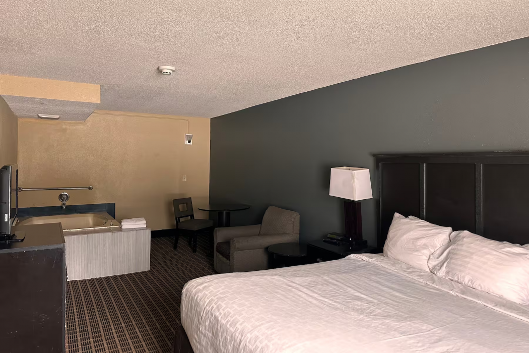 Days Inn & Suites by Wyndham Muskegon 7/17