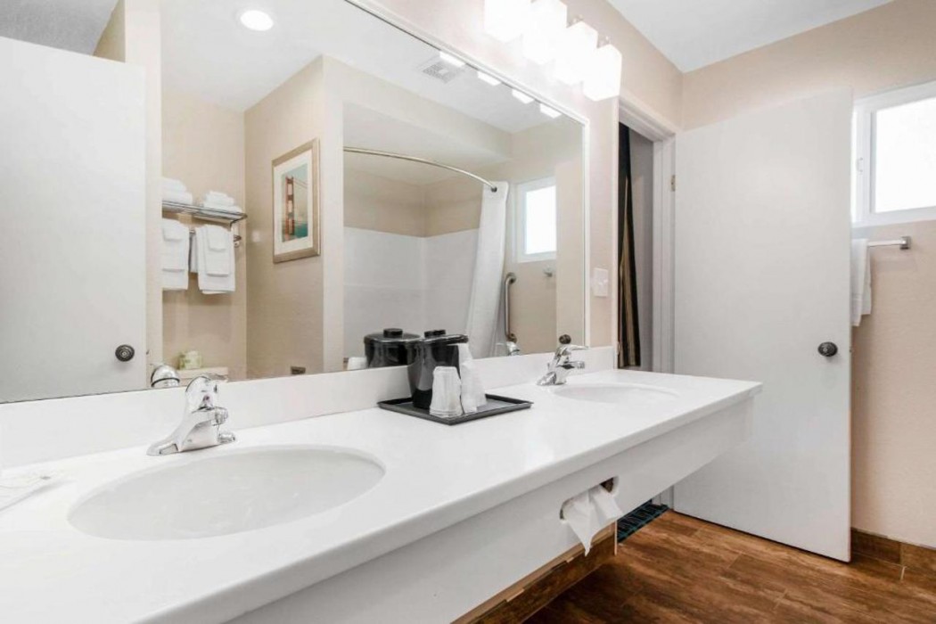 Ramada Bayside Inn and Suites 7/18