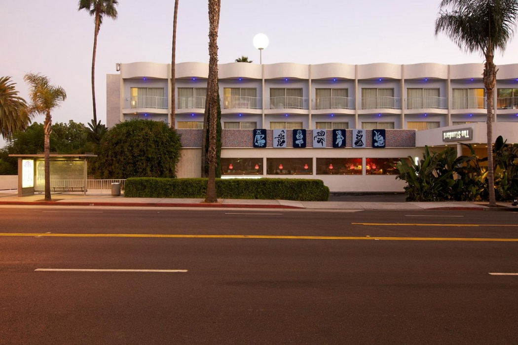 The Standard Hollywood 4/36