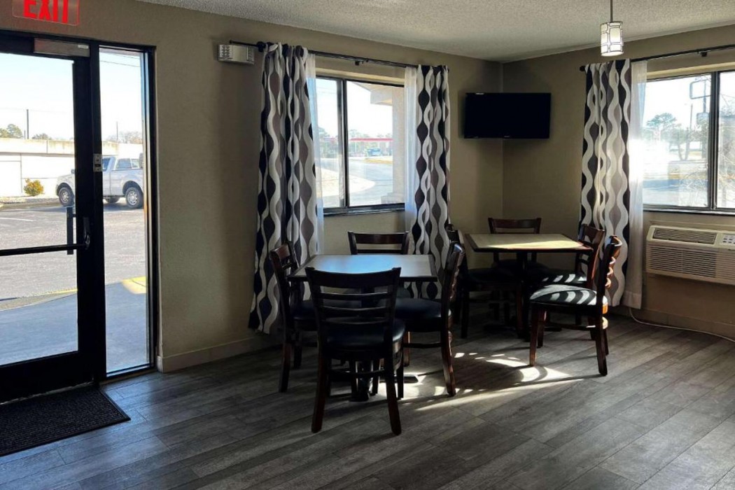 Econo Lodge Spring Lake near Fort Bragg 6/16