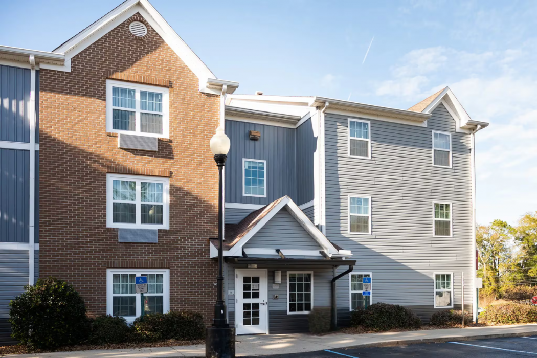 Alluxsuites at 1876, an Ascend Collection Hotel image