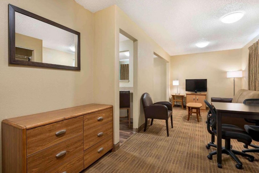 MainStay Suites Indianapolis Northwest - College Park 7/11