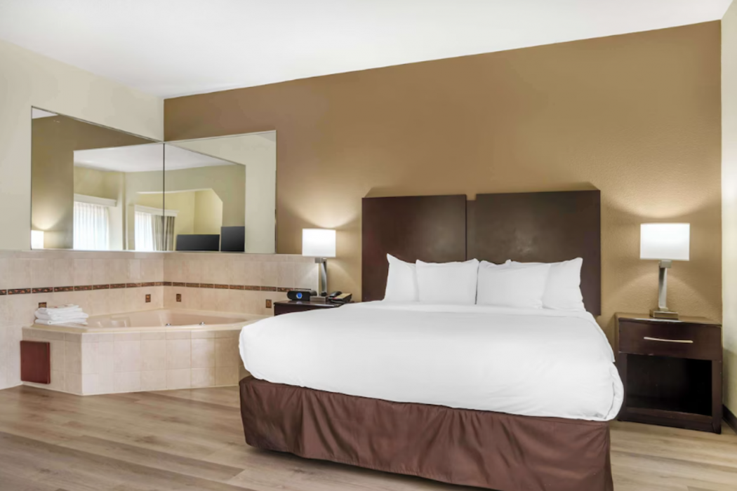 Comfort Inn & Suites Cornelius Lake Norman NC 12/47