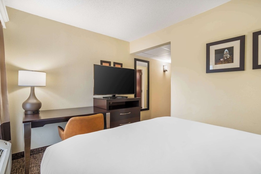 Comfort Inn & Suites Cornelius Lake Norman NC 26/47