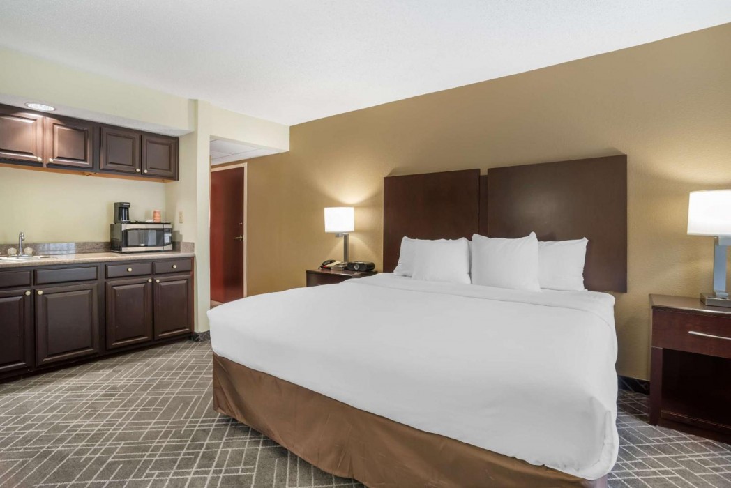 Comfort Inn & Suites Cornelius Lake Norman NC 18/47