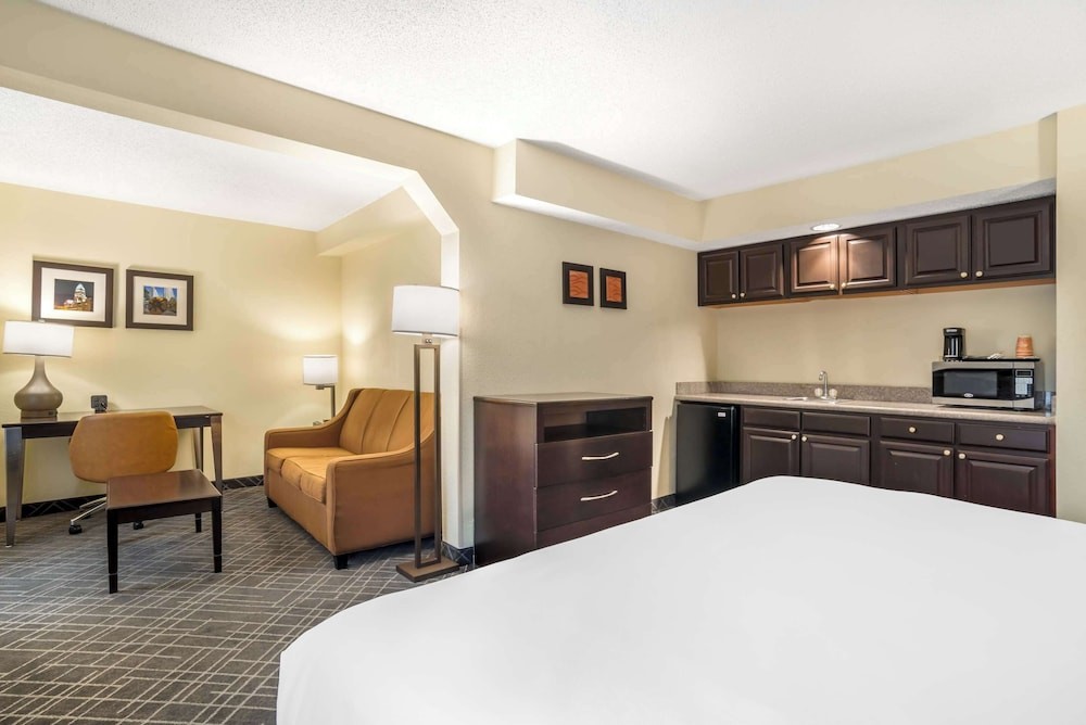 Comfort Inn & Suites Cornelius Lake Norman NC 24/47