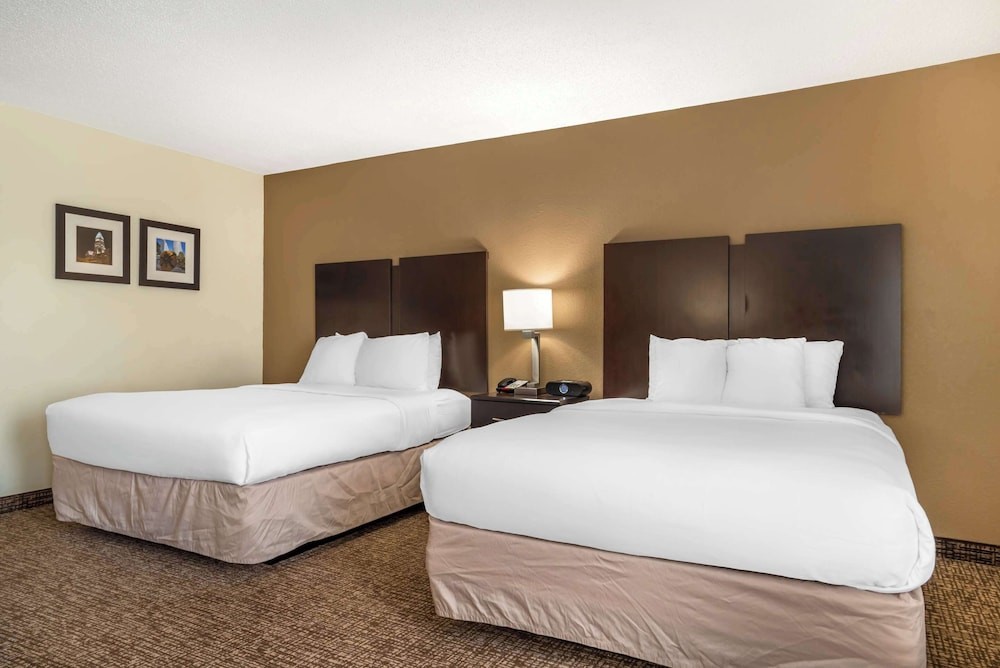 Comfort Inn & Suites Cornelius Lake Norman NC 28/47