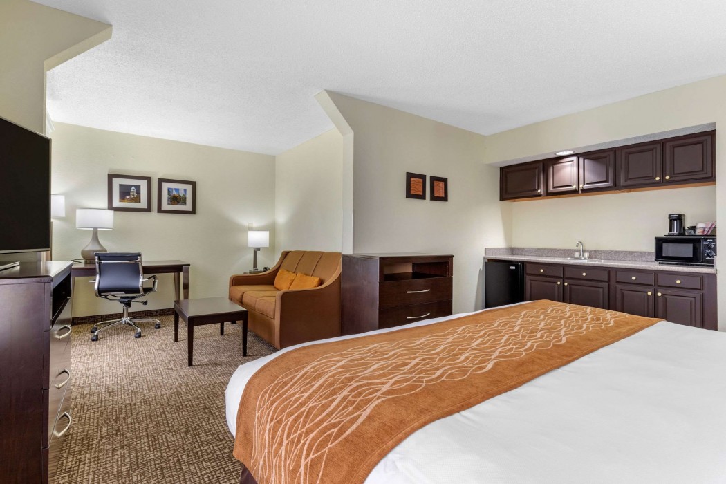 Comfort Inn & Suites Cornelius Lake Norman NC 19/47