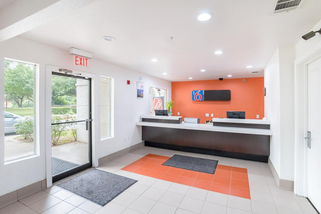 Lobby at Motel6 Grand Prairie, TX - Near Six Flags Drive, GRAND PRAIRIE - TX