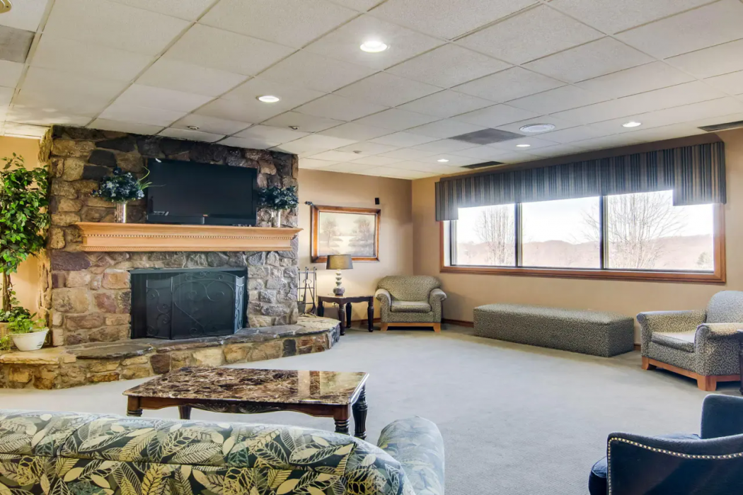 Quality Hotel and Conference Center Bluefield WV 4/56