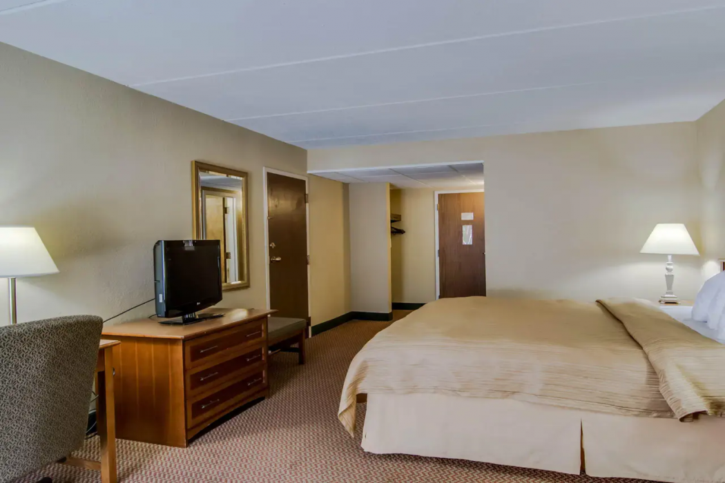 Quality Hotel and Conference Center Bluefield WV 18/56