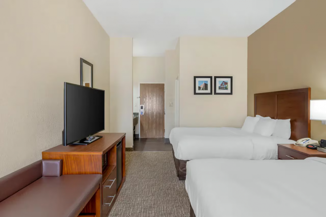 Comfort Inn & Suites La Grange - Louisville Area 8/24