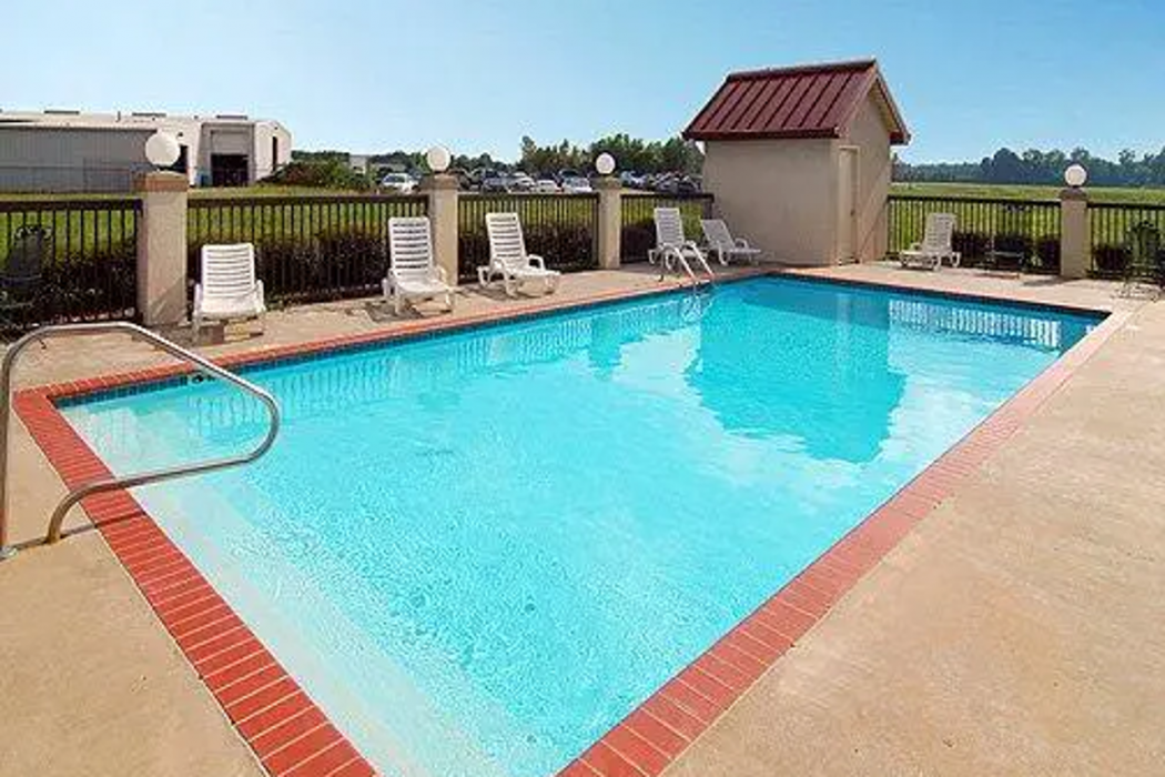 Quality Inn & Suites Pine Bluff, AR 18/23