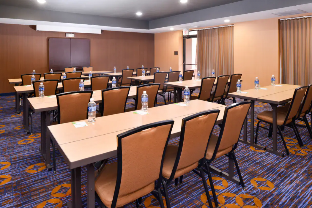 Country Inn & Suites by Radisson, Brown Deer - Milwaukee North 32/65