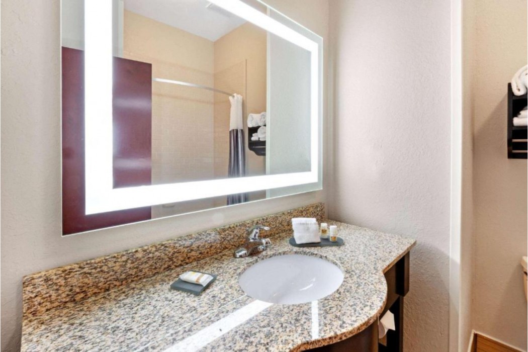La Quinta Inn & Suites by Wyndham South Bend 25/57