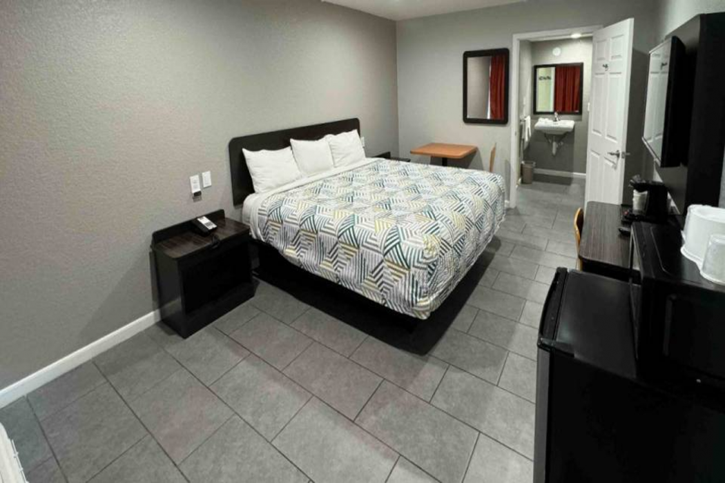 Motel6 Englewood, FL 13/64