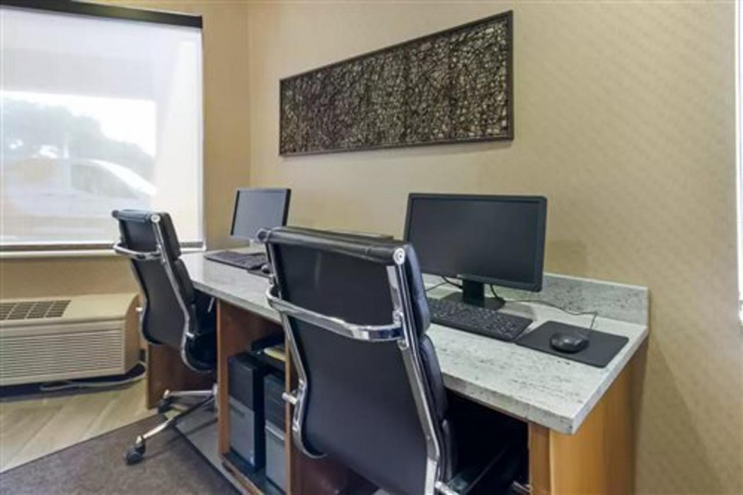 Comfort Inn and Suites Market Airport 13/17