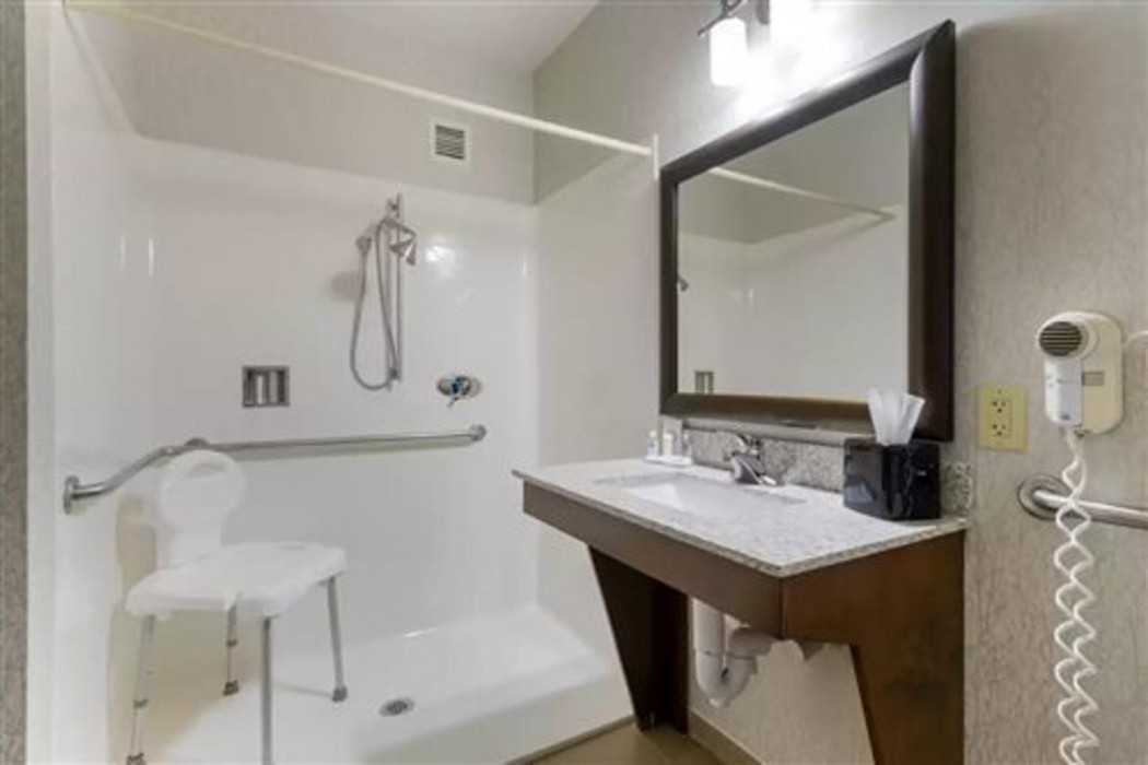 Comfort Inn and Suites Market Airport 10/17