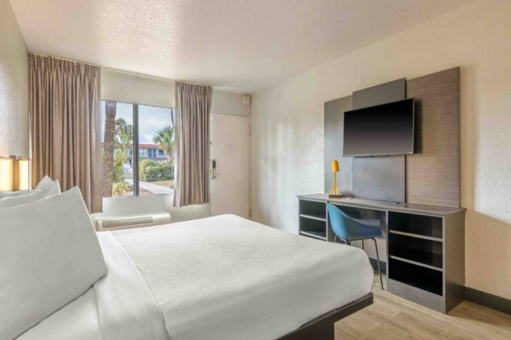 Motel6 Spring Hill, FL - Weeki Wachee 10/64