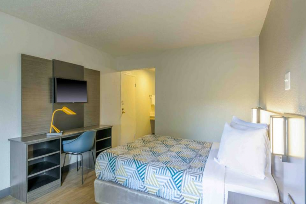 Motel6 Spring Hill, FL - Weeki Wachee 11/64