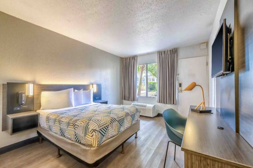Motel6 Spring Hill, FL - Weeki Wachee 16/64