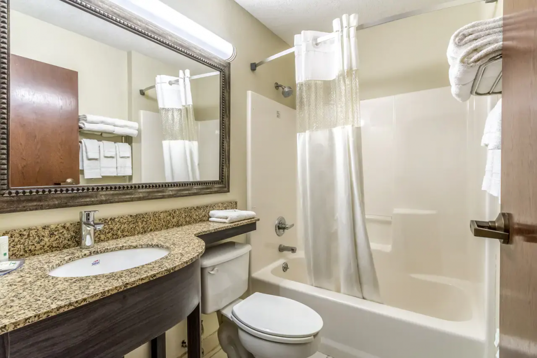 Quality Inn & Suites North Lima - Boardman 12/29