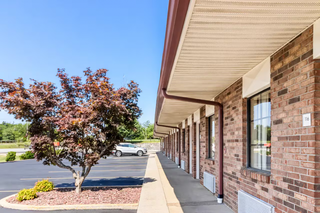 Econo Lodge Russellville, KY 13/24