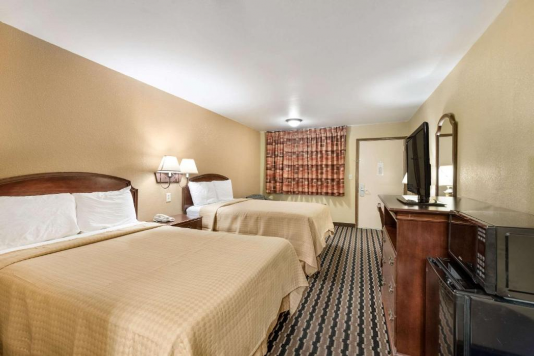 Rodeway Inn Columbus West 16/26
