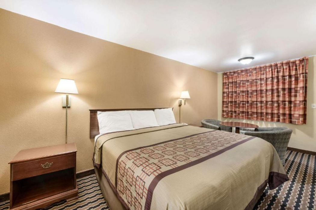 Rodeway Inn Columbus West 13/26