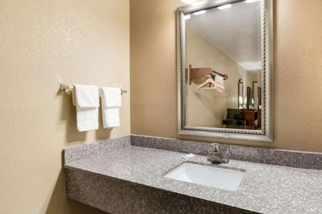Rodeway Inn Columbus West 18/26