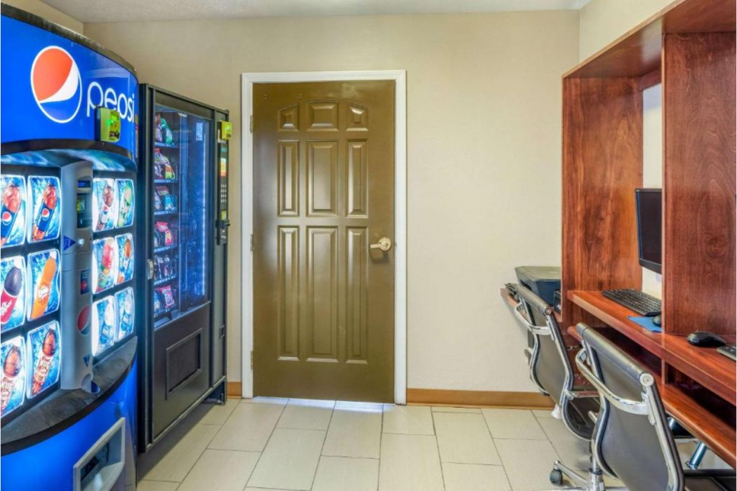 Comfort Inn & Suites Lancaster Antelope Valley 24/40