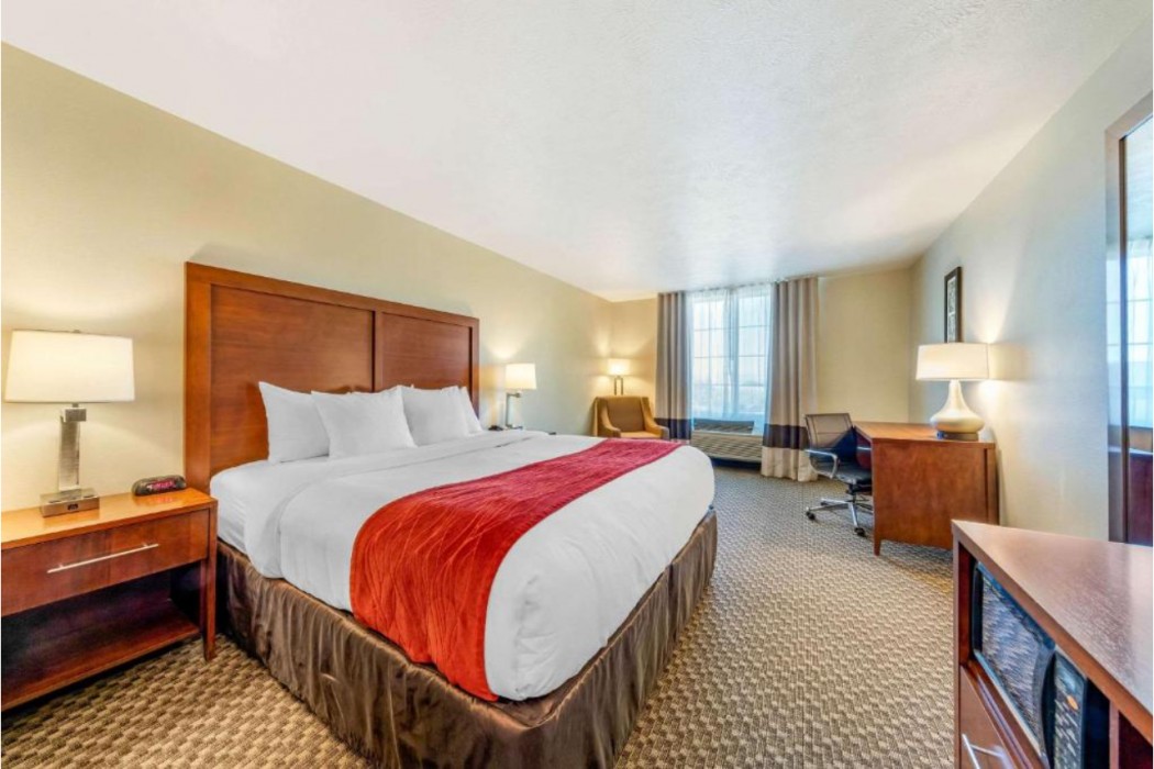 Comfort Inn & Suites Lancaster Antelope Valley 18/40