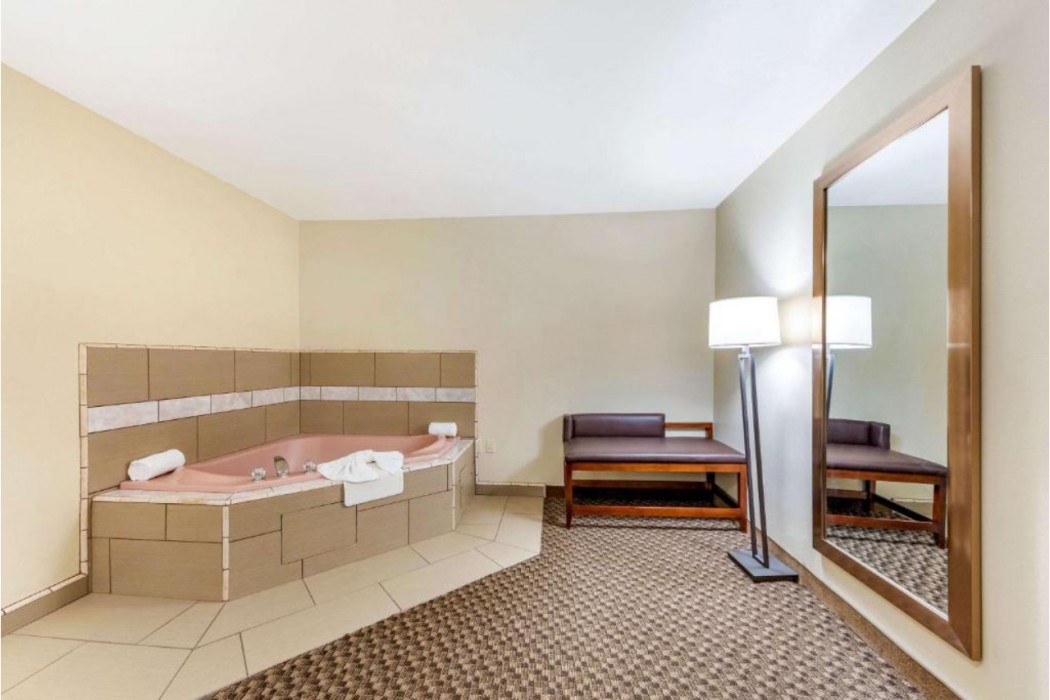 Comfort Inn & Suites Lancaster Antelope Valley 20/40