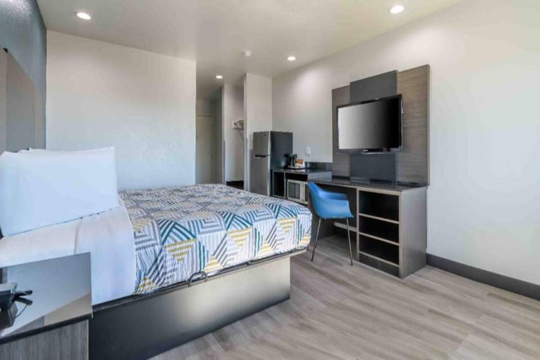 Studio6 Suites Perris, CA 9/32