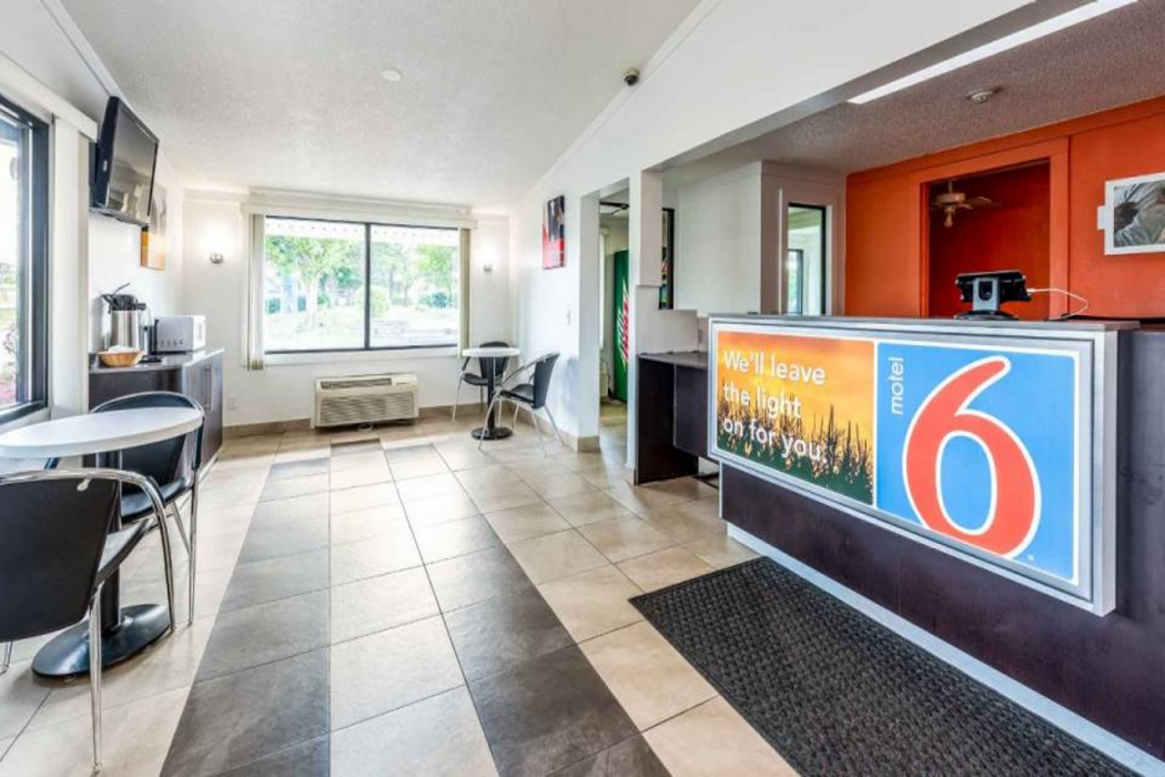 Lobby at Motel6 Mansfield, OH, MANSFIELD - OH