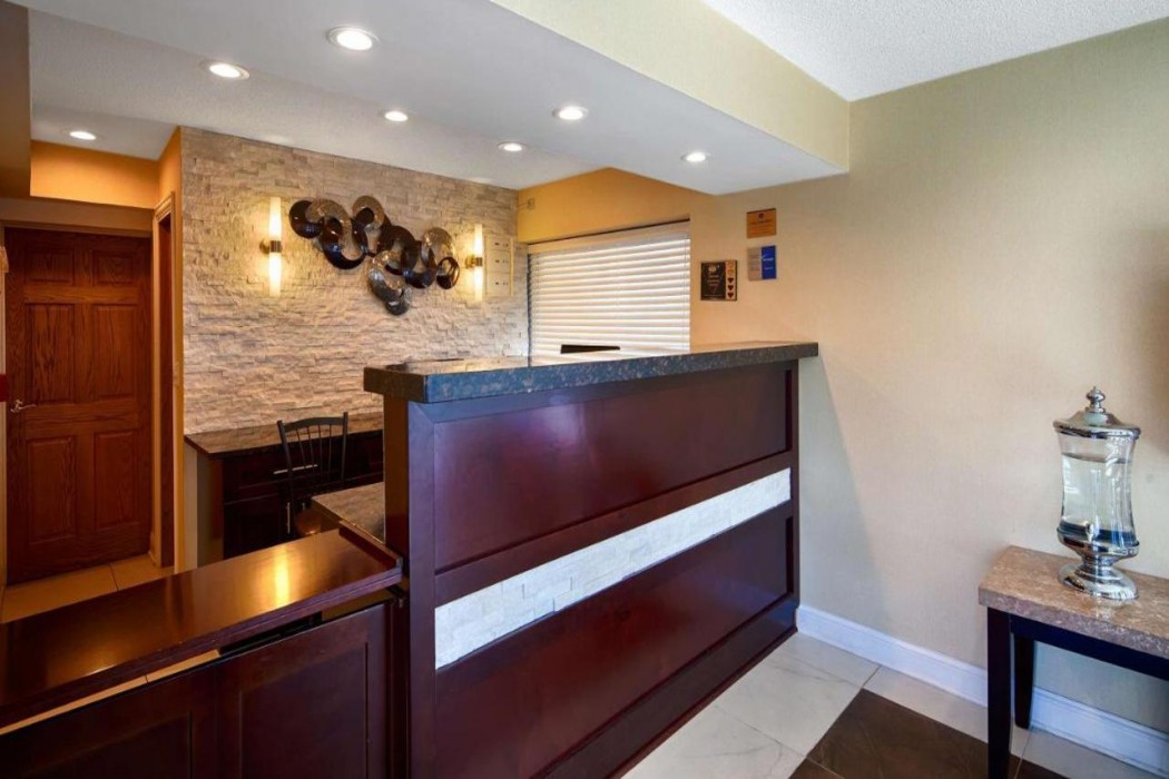 Days Inn by Wyndham St. Charles IL 2/17