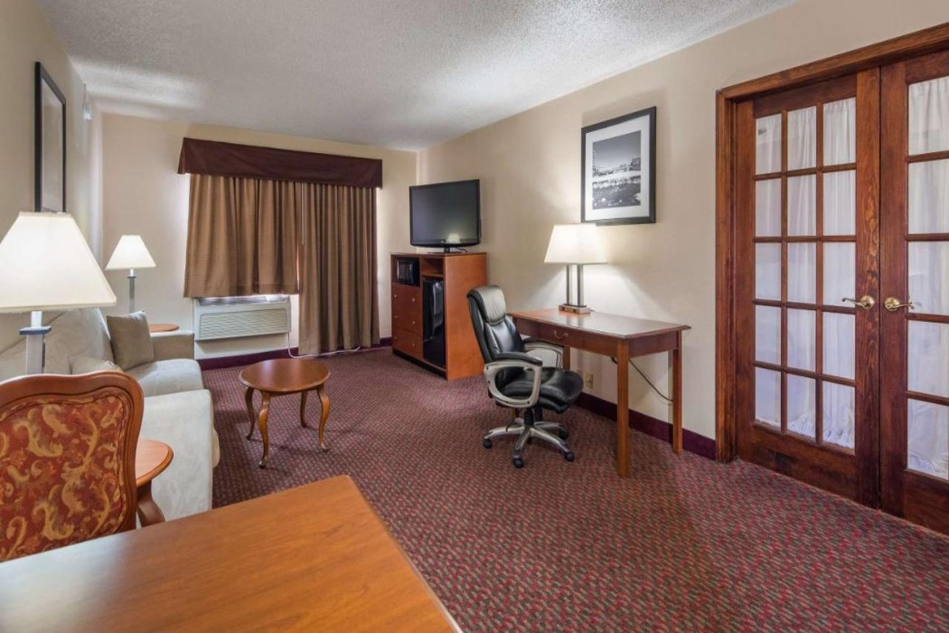 Days Inn by Wyndham St. Charles IL 13/17