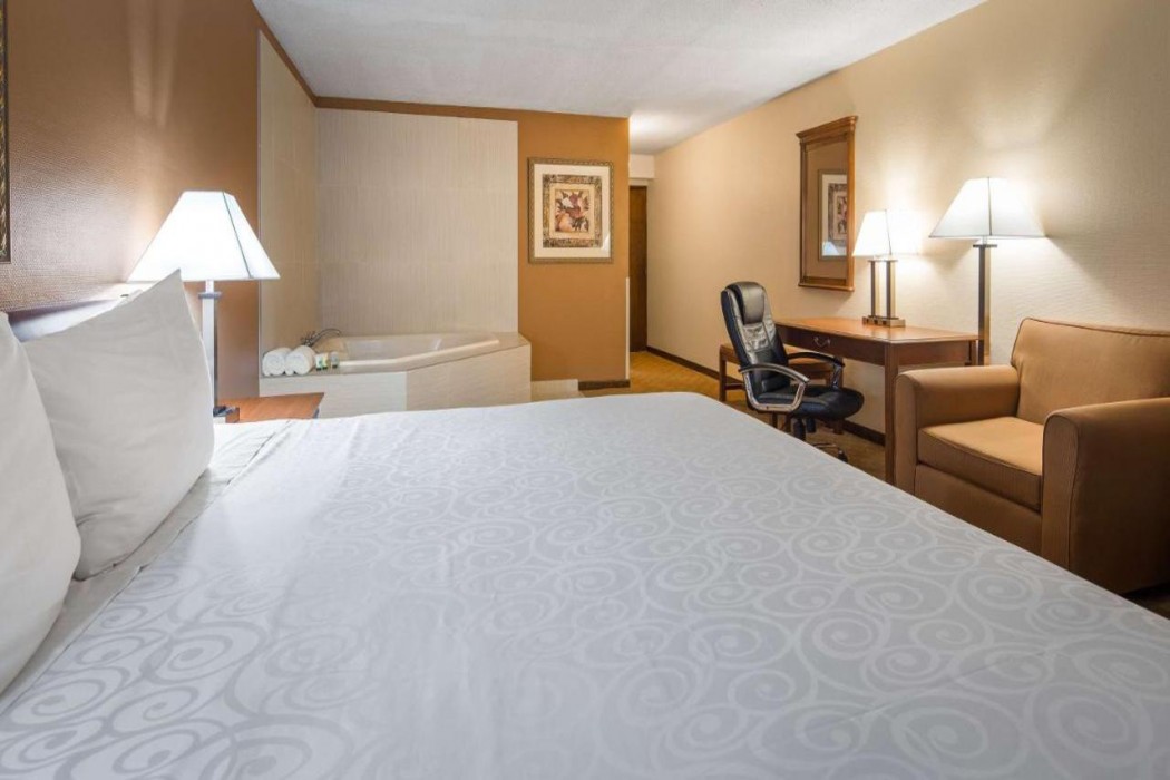 Days Inn by Wyndham St. Charles IL 5/17