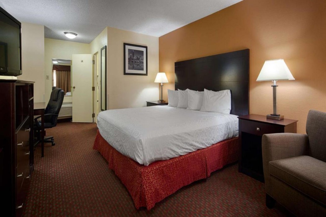 Days Inn by Wyndham St. Charles IL 7/17